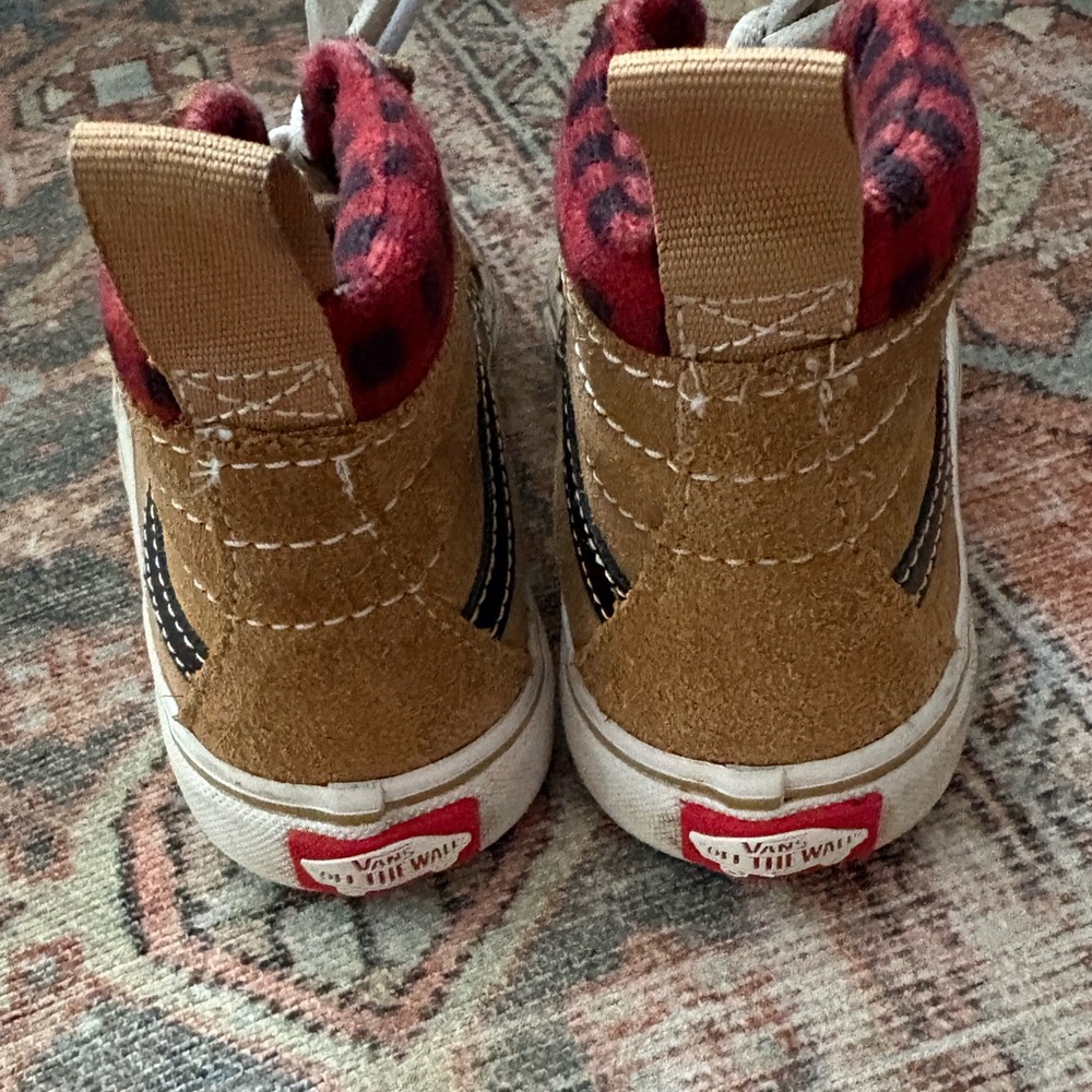 Vans Kids' SK8-Hi MTE-1 boots in brown suede with a plaid liner. - Picture 5 of 6